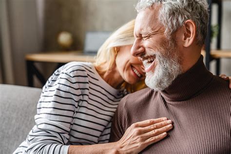 relatie met oudere vrouw|Liefde op latere leeftijd: zo haal je het beste uit een。